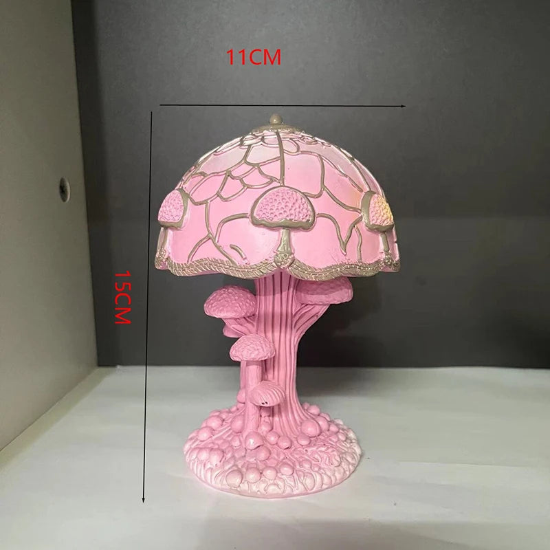 Lampada da tavolo creativa della serie di piante colorate in resina. Lampada colorata crea atmosfera a forma di fiore, fungo.