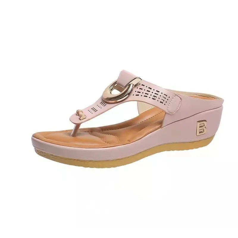 Ciabatte estive infradito da donna. Scelta ideale per chi cerca comfort, leggerezza e praticità.