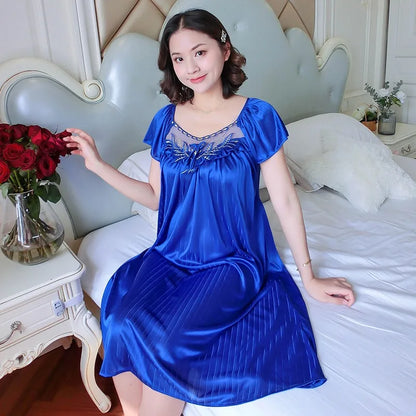 Lingerie sottoveste mezze manche da donna. Camicia da notte estiva, delicatezza, comfort e femminilità.