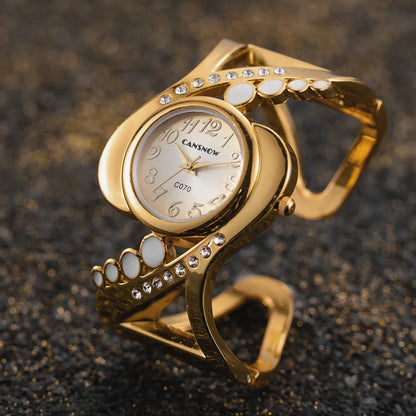 Bracciale con orologio al quarzo.  Accessorio chic, elegante, alla moda, un  dettaglio che fa la differenza.