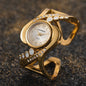 Bracciale con orologio al quarzo.  Accessorio chic, elegante, alla moda, un  dettaglio che fa la differenza.