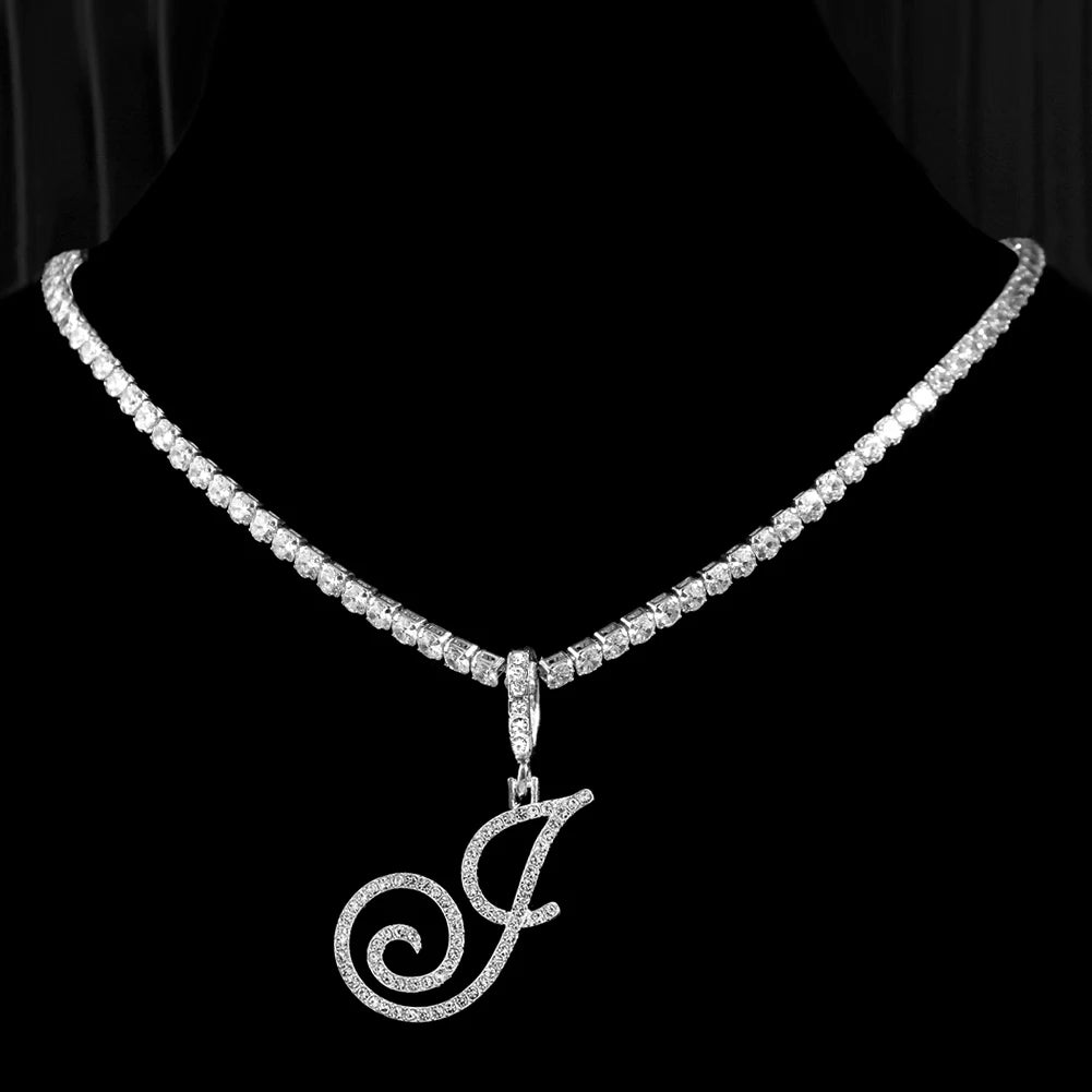Collana girocollo a maglie in lega di zinco e ciondolo a forma di lettera alfabeto (a scelta).