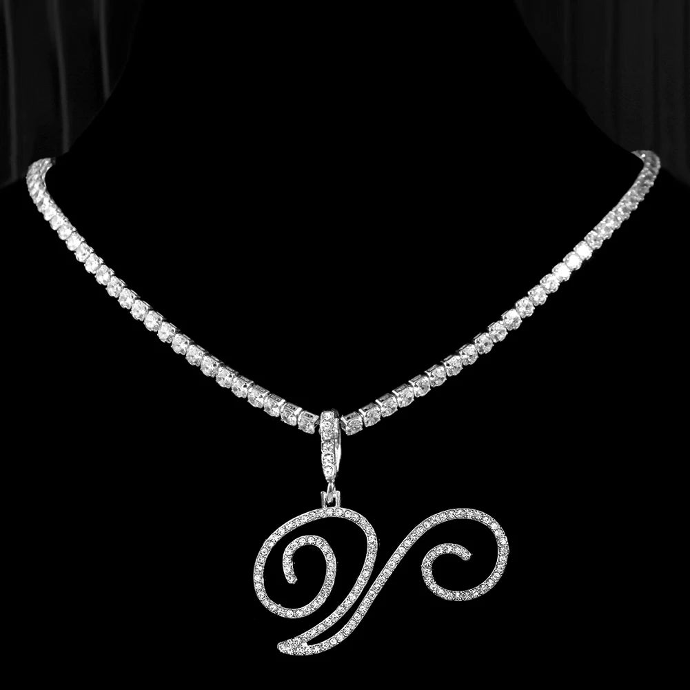 Collana girocollo a maglie in lega di zinco e ciondolo a forma di lettera alfabeto (a scelta).