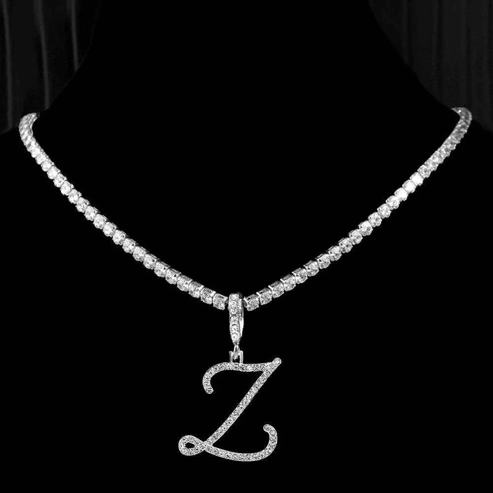 Collana girocollo a maglie in lega di zinco e ciondolo a forma di lettera alfabeto (a scelta).