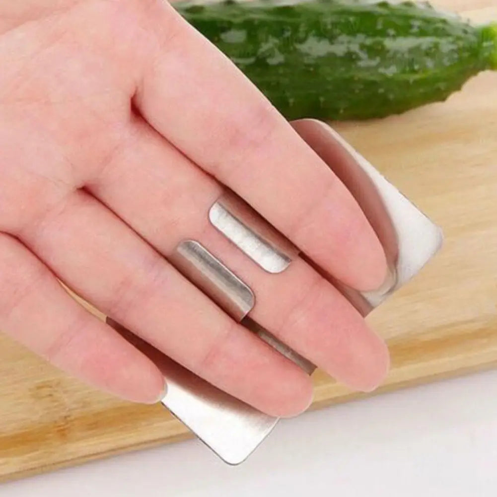Protezione per le dita in acciaio inossidabile. Proteggi le dita mentre affetti con il coltello in cucina.