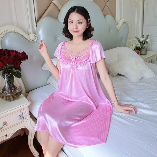 Lingerie sottoveste mezze manche da donna. Camicia da notte estiva, delicatezza, comfort e femminilità.