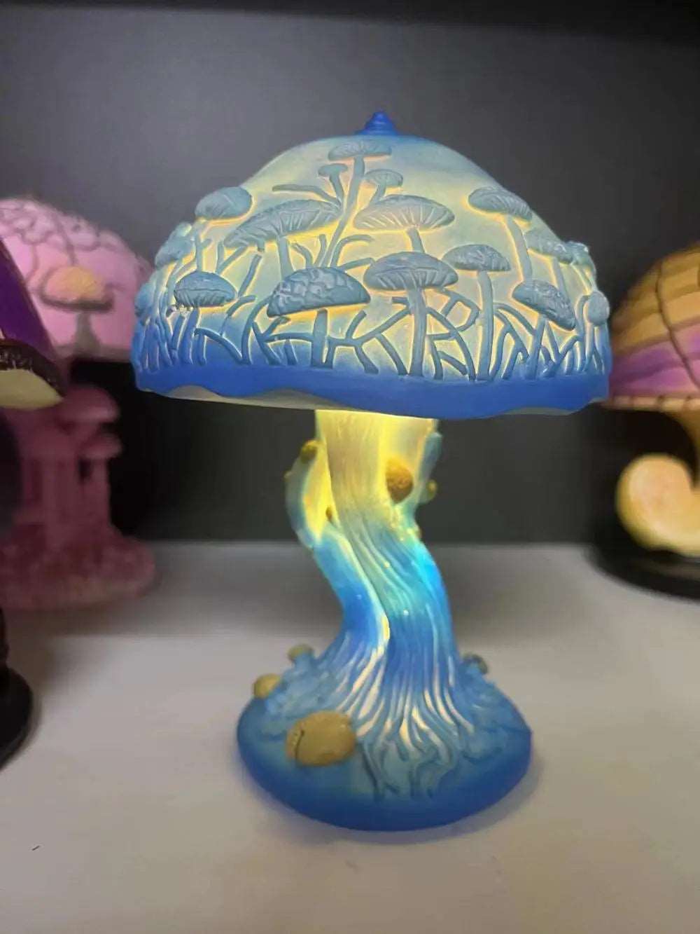 Lampada da tavolo creativa della serie di piante colorate in resina. Lampada colorata crea atmosfera a forma di fiore, fungo per camera da letto, salotto.