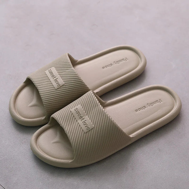 Ciabatte unisex antiscivolo. Scelta ideale per chi cerca comfort, leggerezza e praticità.