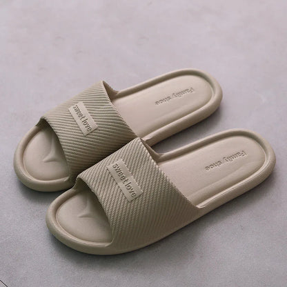 Ciabatte unisex antiscivolo. Scelta ideale per chi cerca comfort, leggerezza e praticità.