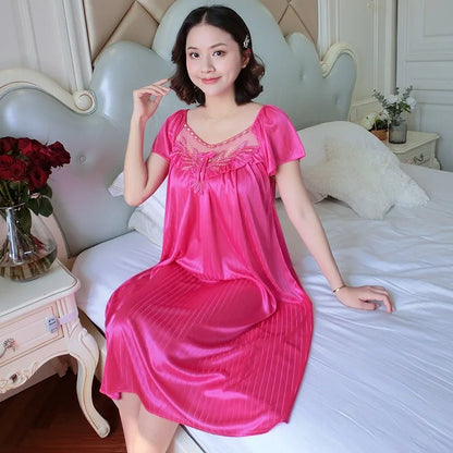 Lingerie sottoveste mezze manche da donna. Camicia da notte estiva, delicatezza, comfort e femminilità.