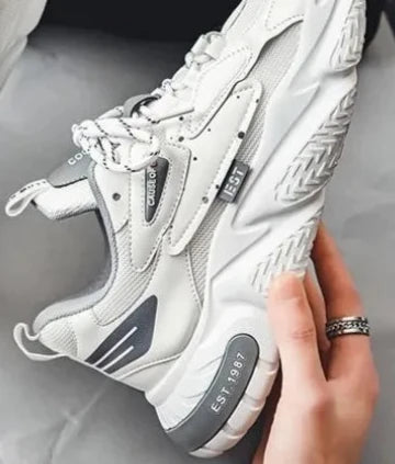 Scarpa sportiva primavera/autunno, traspirante, morbida e resistente. Misura dal 39 al 44, disponibile in più versioni e colori.