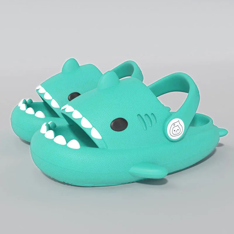 Ciabatte estive per bambini, a forma di “Squalo”. Antiscivolo e ideale per comfort, leggerezza e morbidezza.
