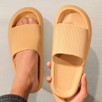 Ciabatte antiscivolo unisex. Scelta ideale per chi cerca comfort, leggerezza e praticità.
