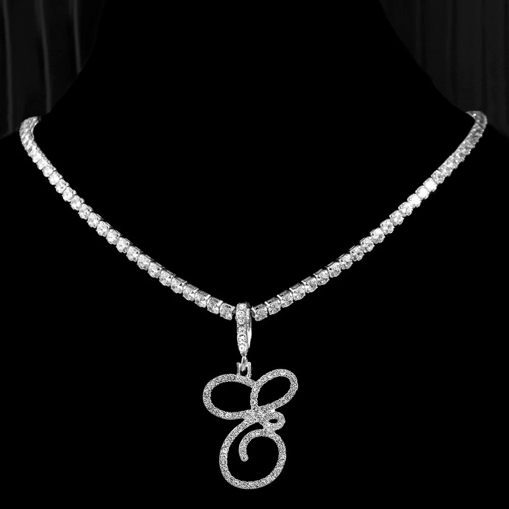 Collana girocollo a maglie in lega di zinco e ciondolo a forma di lettera alfabeto (a scelta).