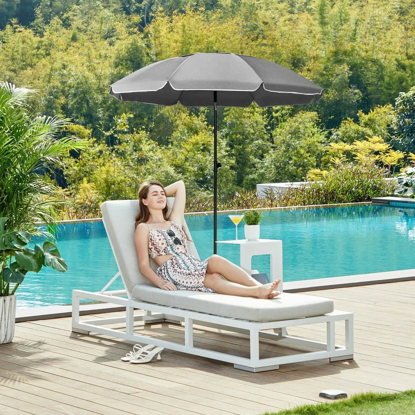 Ombrellone rotondo, resistente ai raggi UV, impermeabile, altezza regolabile, angolazione fino 45°.