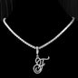Collana girocollo a maglie in lega di zinco e ciondolo a forma di lettera alfabeto (a scelta).