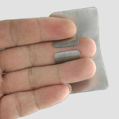 Protezione per le dita in acciaio inossidabile. Proteggi le dita mentre affetti con il coltello in cucina.
