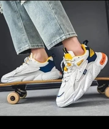 Scarpa sportiva primavera/autunno, traspirante, morbida e resistente. Misura dal 39 al 44, disponibile in più versioni e colori.