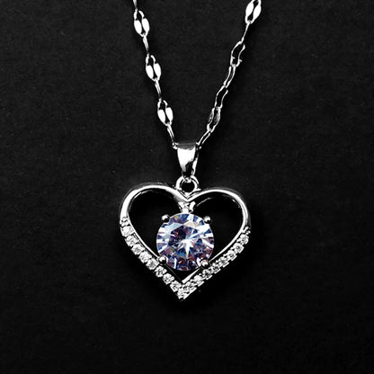 Collana girocollo a maglie in acciaio inossidabile con ciondolo: a forma di cuore e pietra al centro.