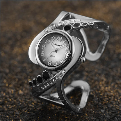 Bracciale con orologio al quarzo.  Accessorio chic, elegante, alla moda, un  dettaglio che fa la differenza.