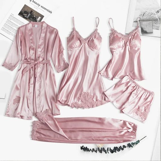 Lingerie da donna. Set 5 pezzi: camicia da notte, sottoveste lunga, sottoveste corta, pantalone lungo e pantalone corto.