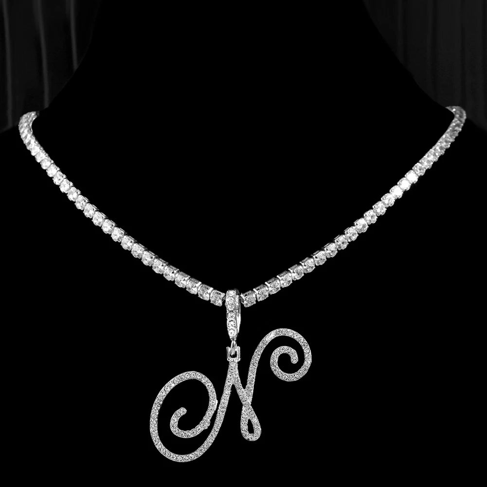 Collana girocollo a maglie in lega di zinco e ciondolo a forma di lettera alfabeto (a scelta).