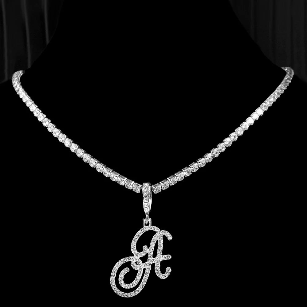 Collana girocollo a maglie in lega di zinco e ciondolo a forma di lettera alfabeto (a scelta).