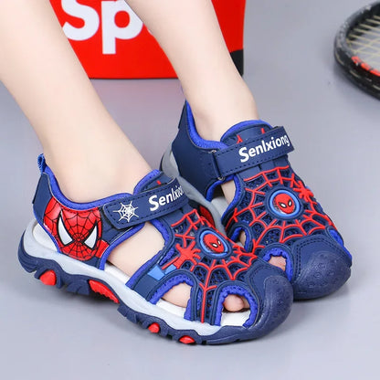 Sandali estivi "Spider-Man" per bambino  con chiusura a strappo. Antiscivolo e ideali per comfort, leggerezza e praticità.