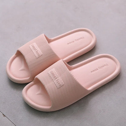 Ciabatte unisex antiscivolo. Scelta ideale per chi cerca comfort, leggerezza e praticità.