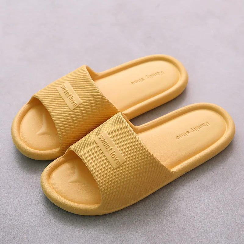 Ciabatte unisex antiscivolo. Scelta ideale per chi cerca comfort, leggerezza e praticità.