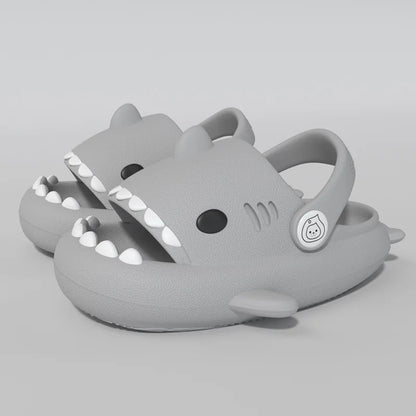 Ciabatte estive per bambini, a forma di “Squalo”. Antiscivolo e ideale per comfort, leggerezza e morbidezza.