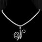 Collana girocollo a maglie in lega di zinco e ciondolo a forma di lettera alfabeto (a scelta).