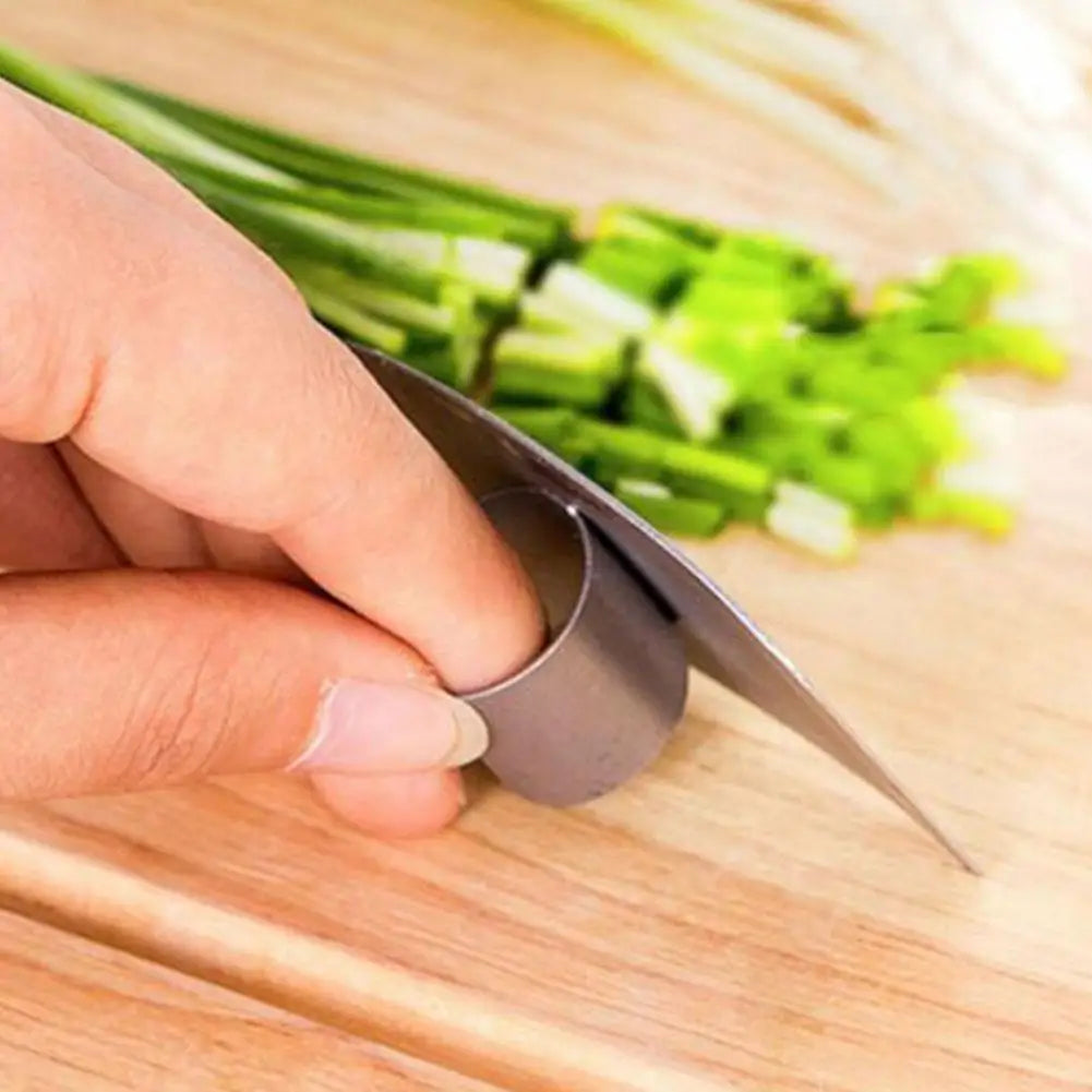 Protezione per le dita in acciaio inossidabile. Proteggi le dita mentre affetti con il coltello in cucina.