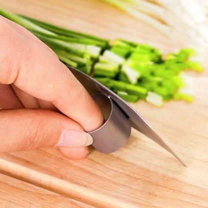 Protezione per le dita in acciaio inossidabile. Proteggi le dita mentre affetti con il coltello in cucina.