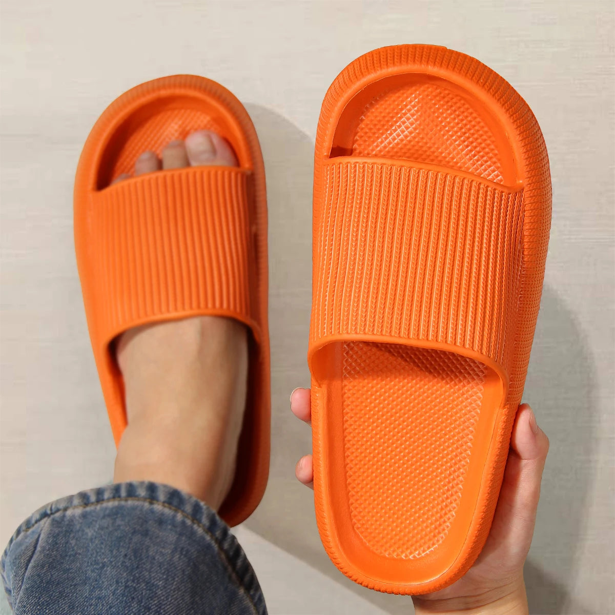 Ciabatte antiscivolo unisex. Scelta ideale per chi cerca comfort, leggerezza e praticità.