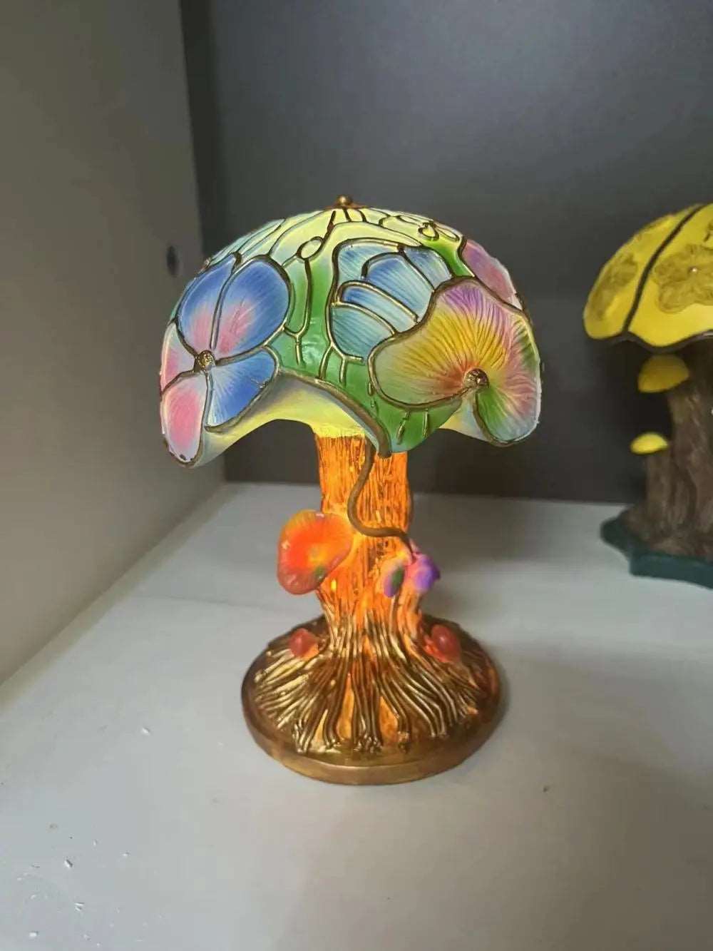 Lampada da tavolo creativa della serie di piante colorate in resina. Lampada colorata crea atmosfera a forma di fiore, fungo per camera da letto, salotto.