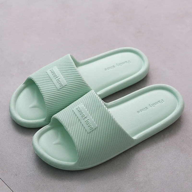 Ciabatte unisex antiscivolo. Scelta ideale per chi cerca comfort, leggerezza e praticità.
