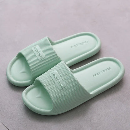 Ciabatte unisex antiscivolo. Scelta ideale per chi cerca comfort, leggerezza e praticità.