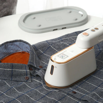 Piccolo e potente ferro da stiro a vapore portatile, da 1000 W, per stirare a secco e bagnato.
