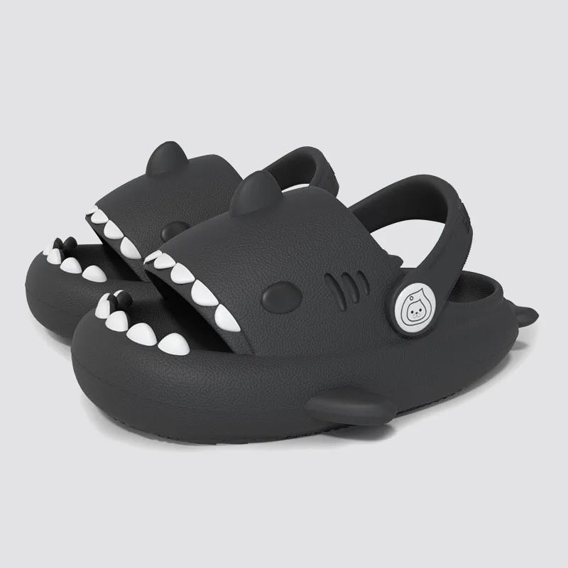 Ciabatte estive per bambini, a forma di “Squalo”. Antiscivolo e ideale per comfort, leggerezza e morbidezza.