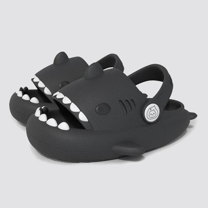 Ciabatte estive per bambini, a forma di “Squalo”. Antiscivolo e ideale per comfort, leggerezza e morbidezza.