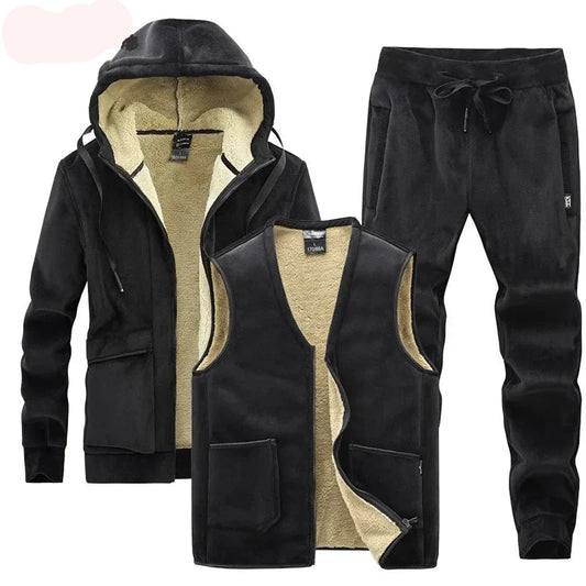 Tuta sportiva con imbottitura per autunno/inverno, completo tre pezzi: pantaloni e maglia con cappuccio e gilet. Colori a scelta, taglia dalla XS alla 4XL.