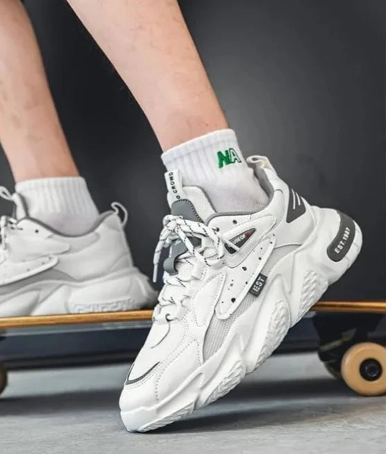 Scarpa sportiva primavera/autunno, traspirante, morbida e resistente. Misura dal 39 al 44, disponibile in più versioni e colori.