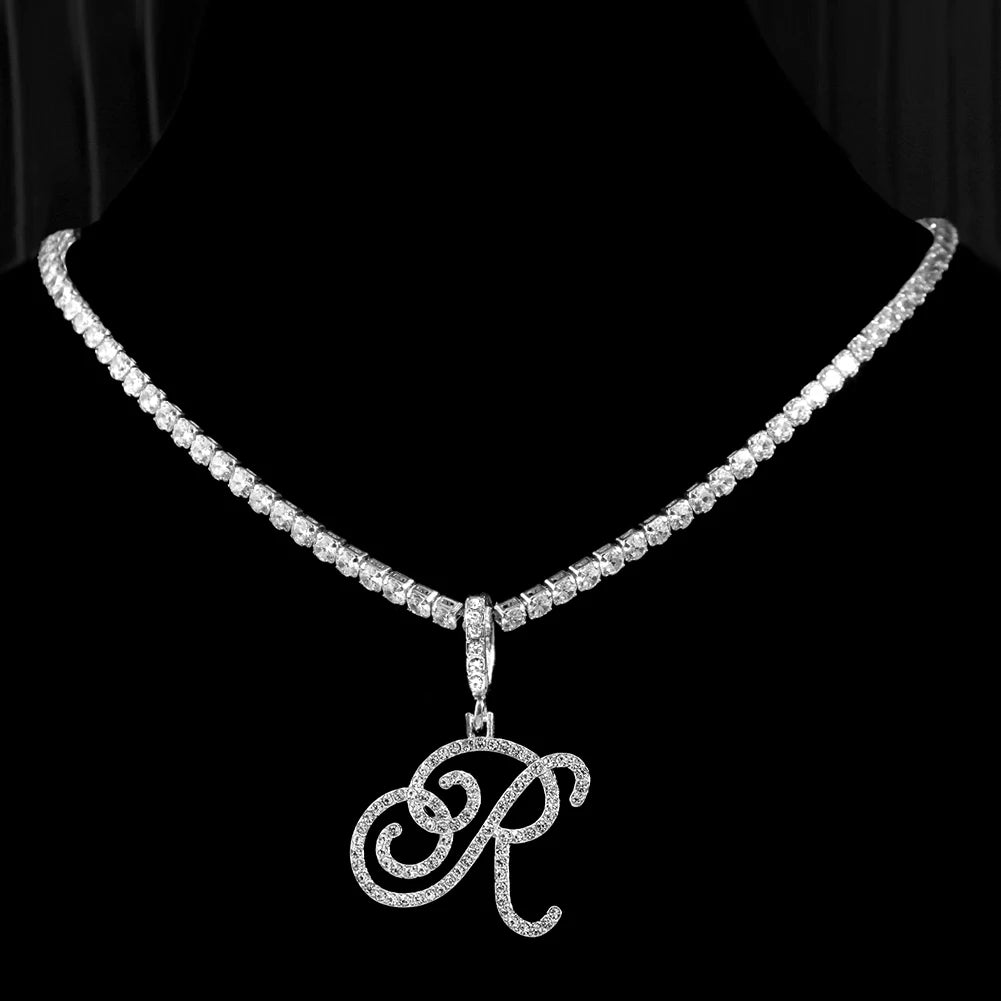 Collana girocollo a maglie in lega di zinco e ciondolo a forma di lettera alfabeto (a scelta).