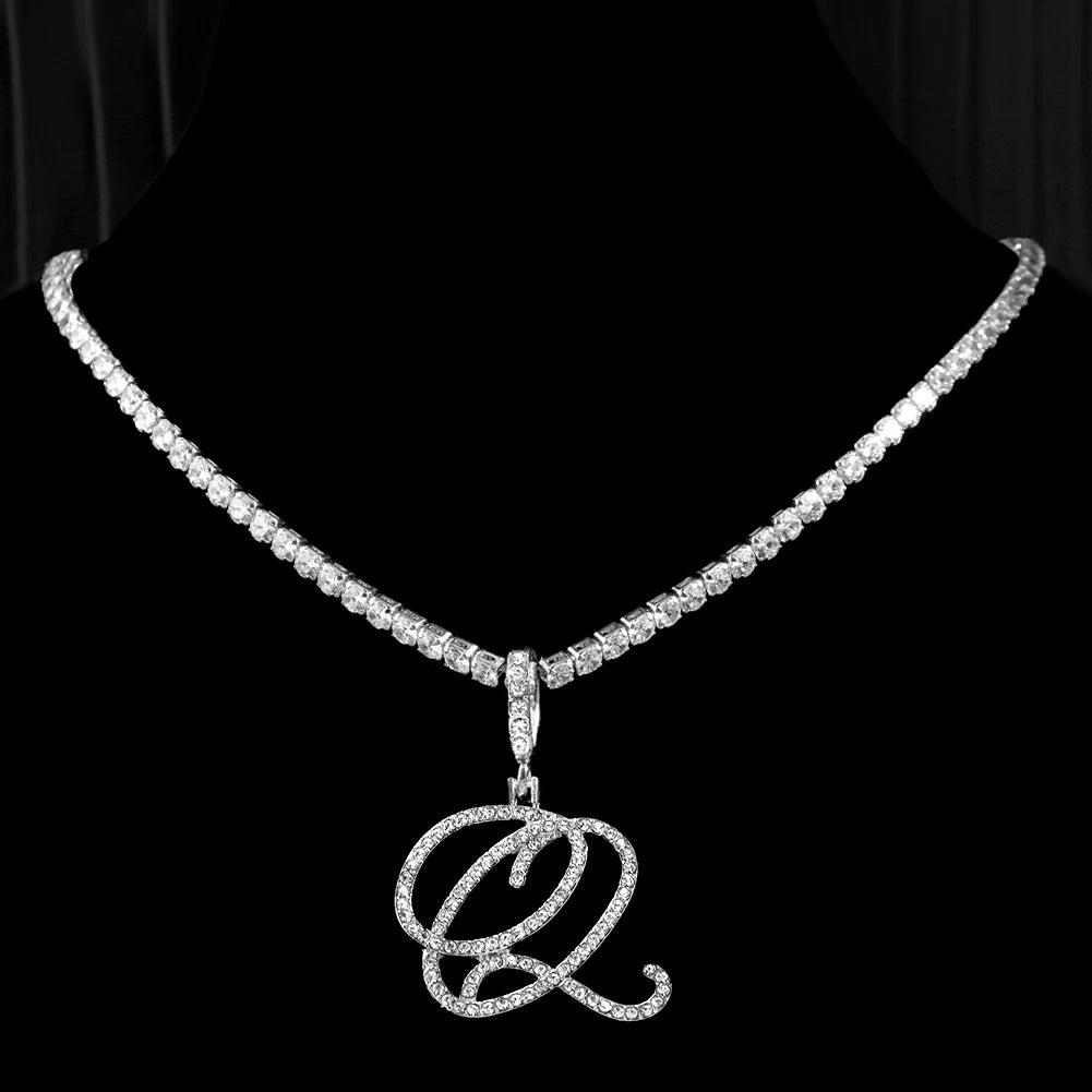 Collana girocollo a maglie in lega di zinco e ciondolo a forma di lettera alfabeto (a scelta).