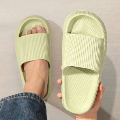 Ciabatte antiscivolo unisex. Scelta ideale per chi cerca comfort, leggerezza e praticità.