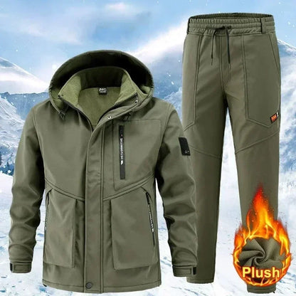 Tuta sportiva con imbottitura ispessita, impermeabile per inverno, completo due pezzi: pantaloni e maglia con cappuccio. Tre colori a scelta, taglia dalla XS alla 4XL.