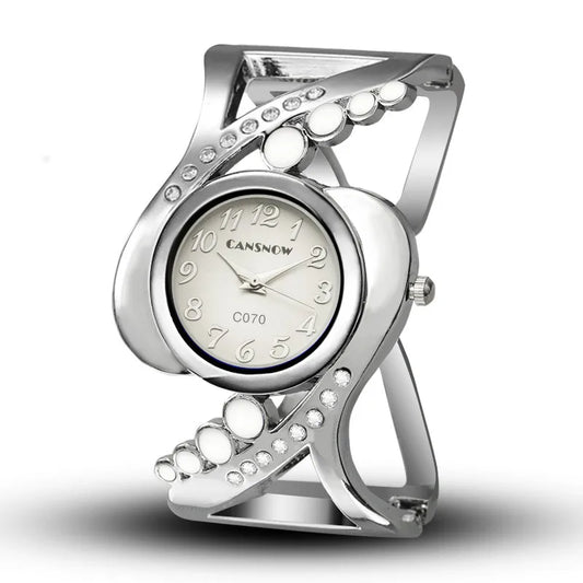 Bracciale con orologio al quarzo.  Accessorio chic, elegante, alla moda, un  dettaglio che fa la differenza.