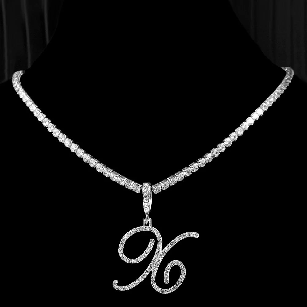 Collana girocollo a maglie in lega di zinco e ciondolo a forma di lettera alfabeto (a scelta).