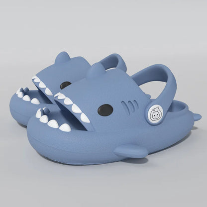 Ciabatte estive per bambini, a forma di “Squalo”. Antiscivolo e ideale per comfort, leggerezza e morbidezza.